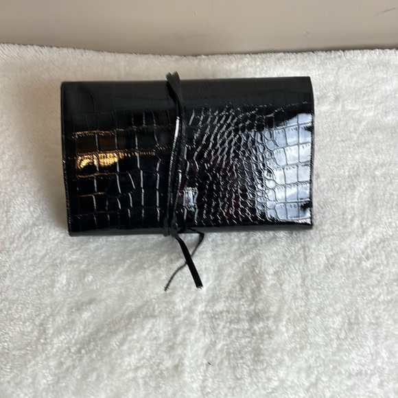 Makeover Essentals Professional 24 Brush Set With Case 3 Brushes is Missing - Picture 2 of 5